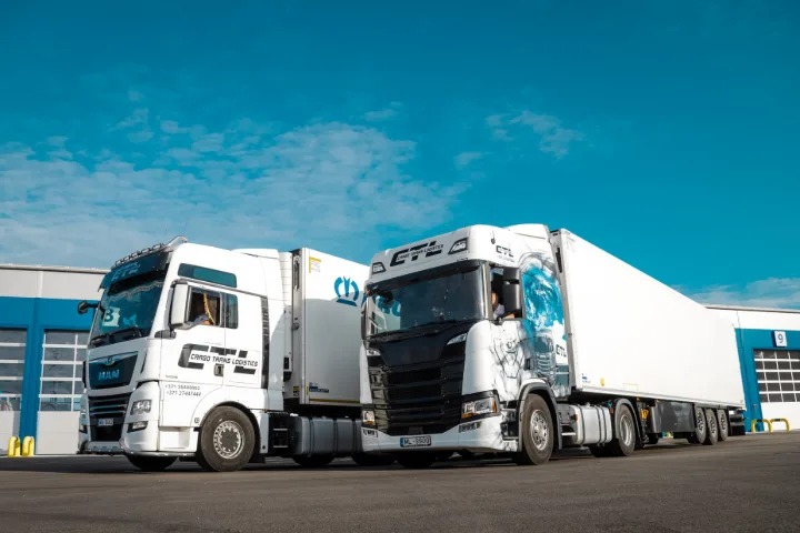 A pair of CTL reefers under a clear sky